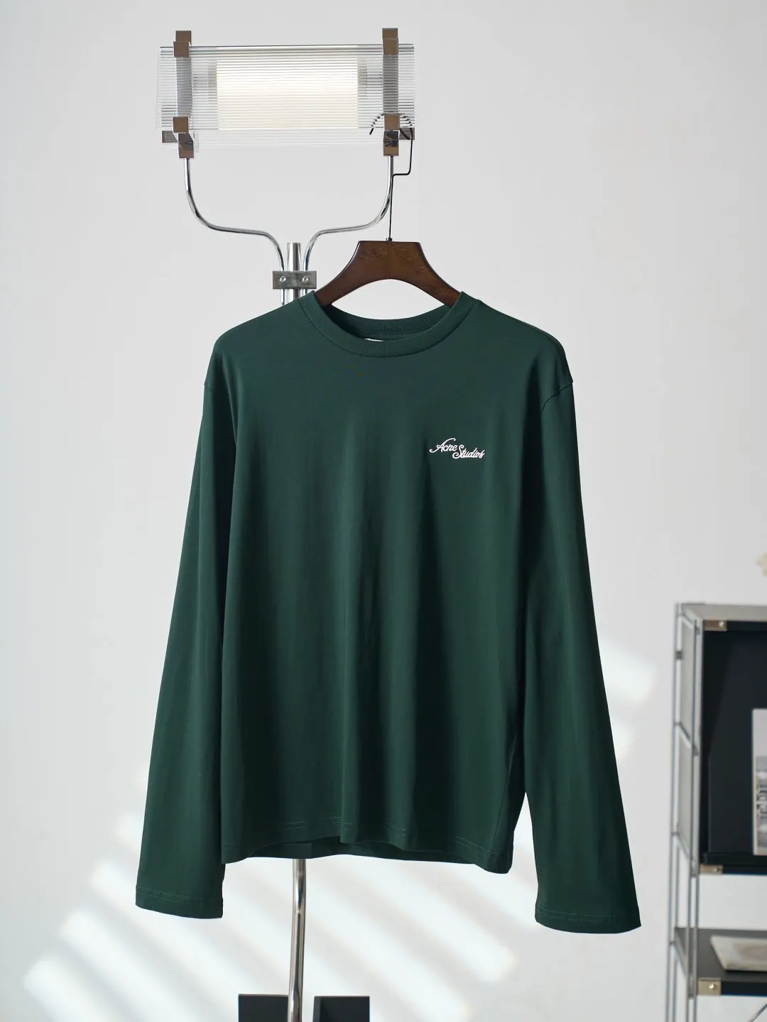 [Real auction] Acne Studios letter embroidered long-sleeved T-shirt [In Stock] S M L Wear it together with the Series suit. It echoes from top to bottom to form a luxurious and elegant system. It interprets the unique Nordic elegant mood. It adopts imported machine embroidery technology and uses advanced computer control system and precision mechanical components to realize Acne Studios logo work. High precision. The lines are smooth and delicate. The fabrics have been fermented and washed. They have a better hand feel and texture. Not easy to deform, not easy to shrink, not easy to fade. Maintain long-term beauty and loose fit.